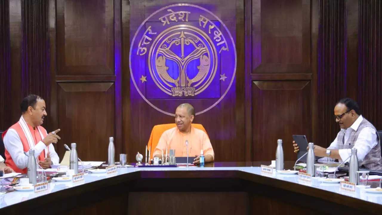 यूपी कैबिनेट का बड़ा फैसला: 11.92 लाख शिक्षकों को राज्य कर्मचारियों जैसी कैशलेस चिकित्सा सुविधा मिलेगी