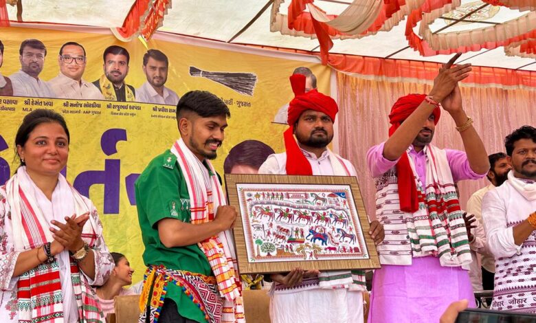 छोटाउदेपुर जिले के कवांट में AAP विधायक Chaitar Vasava के नेतृत्व में आयोजित “परिवर्तन सभा” में हजारों की जनमेदनी उमड़ पड़ी