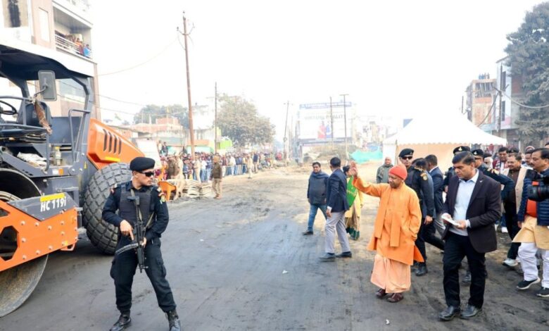 सीएम योगी आदित्यनाथ ने गोरखपुर–पिपराइच फोरलेन परियोजना का किया निरीक्षण, गुणवत्ता और समयबद्ध निर्माण पर दिया जोर