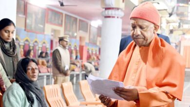 गोरखपुर से सीएम योगी आदित्यनाथ का सख्त आदेश: भूमाफियाओं पर तुरंत कार्रवाई, कब्जामुक्त कराई जाए जमीन