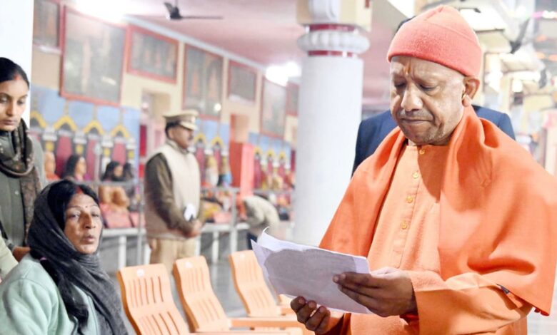 गोरखपुर से सीएम योगी आदित्यनाथ का सख्त आदेश: भूमाफियाओं पर तुरंत कार्रवाई, कब्जामुक्त कराई जाए जमीन