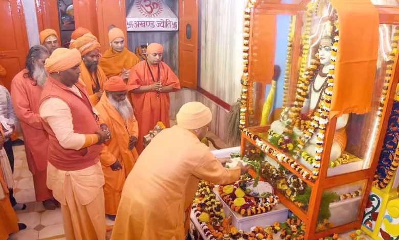 CM योगी आदित्यनाथ ने मकर संक्रांति पर गोरखपुर में गुरू गोरखनाथ को चढ़ाई आस्था की खिचड़ी, श्रद्धालुओं को दी शुभकामनाएं