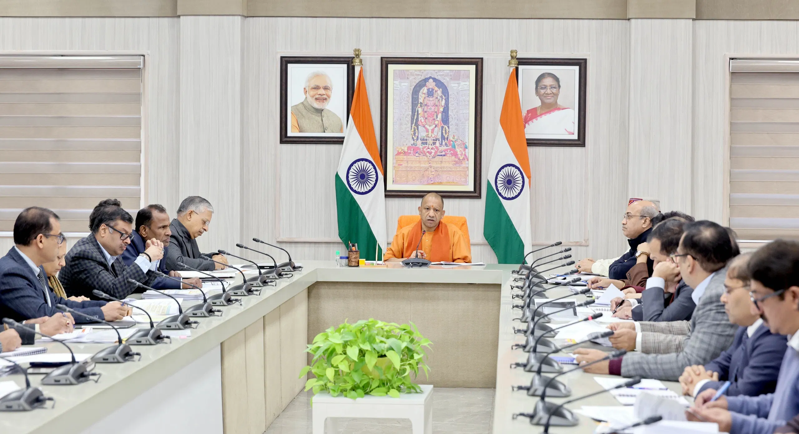 सीएम योगी ने की वित्त विभाग की समीक्षा, बजट खर्च में तेजी लाने के दिए निर्देश