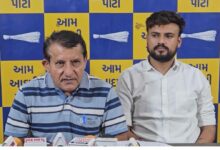 अमेरिका के साथ हुई ट्रेड डील के मुद्दे पर AAP नेता सागर रबारी और डॉ. करन बारोट ने प्रेस कॉन्फ्रेंस कर भाजपा सरकार से तीखे सवाल पूछे