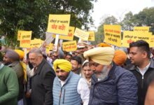 दलितों और मेहनतकशों के अपमान पर कांग्रेस के खिलाफ ‘आप’ का बैंड-बाजा के साथ उग्र प्रदर्शन