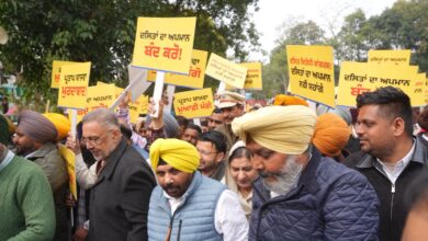 दलितों और मेहनतकशों के अपमान पर कांग्रेस के खिलाफ ‘आप’ का बैंड-बाजा के साथ उग्र प्रदर्शन