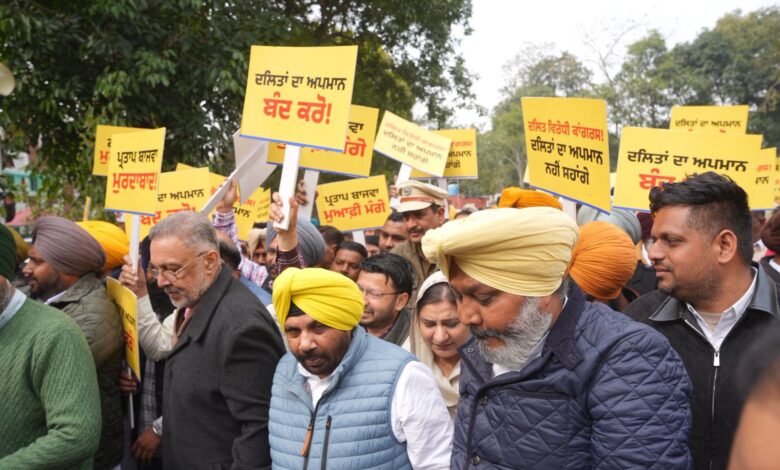 दलितों और मेहनतकशों के अपमान पर कांग्रेस के खिलाफ ‘आप’ का बैंड-बाजा के साथ उग्र प्रदर्शन