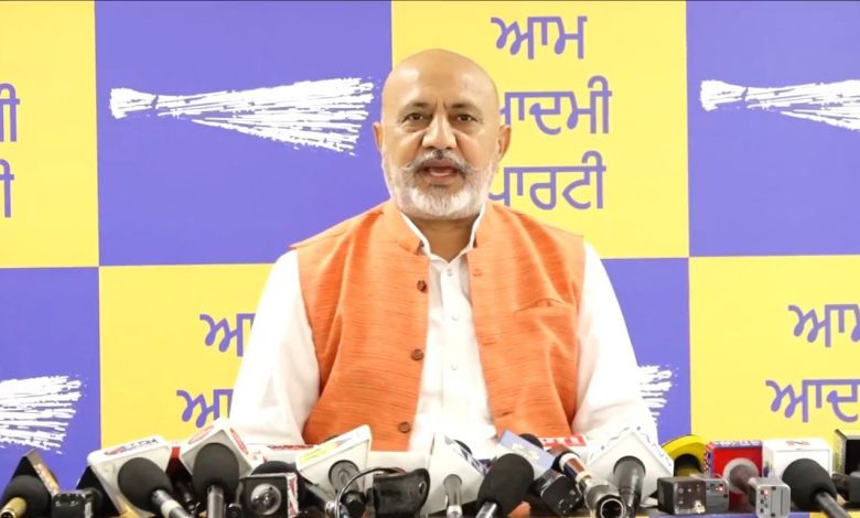 बलतेज पन्नू का आरोप: चिट्टा और गैंगस्टरवाद अकाली राज के दौरान फैला, सुखबीर बादल का बयान पंजाबियों के लिए मजाक