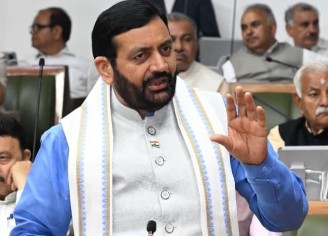 हरियाणा के मुख्यमंत्री नायब सिंह सैनी विधानसभा में हरियाणा भर्ती प्रक्रिया पर बयान देते हुए