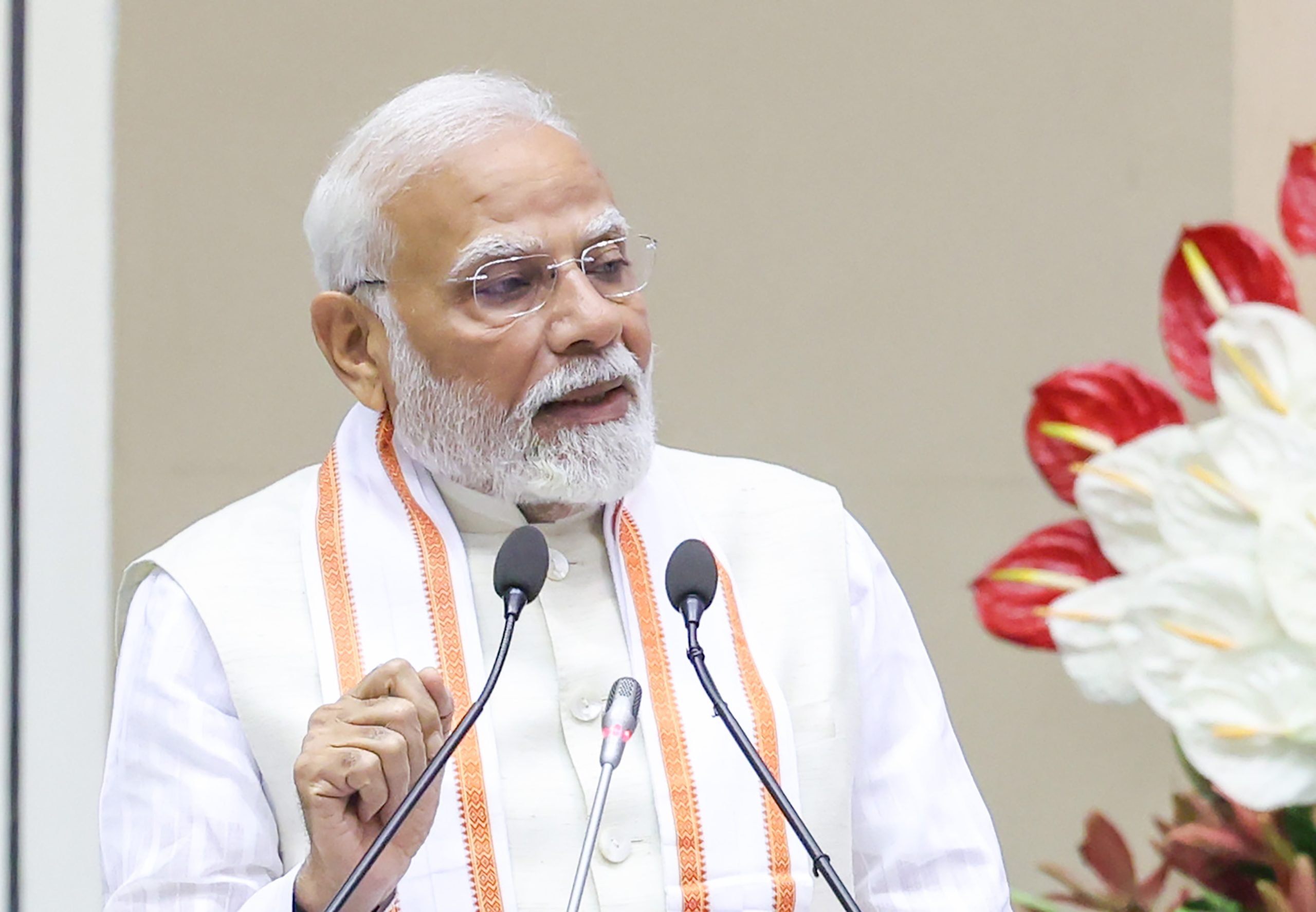 प्रधानमंत्री नरेन्द्र मोदी ने राष्ट्र और मानवता की सेवा में सर्वस्व समर्पण को दर्शाते हुए संस्कृत सुभाषित साझा किया