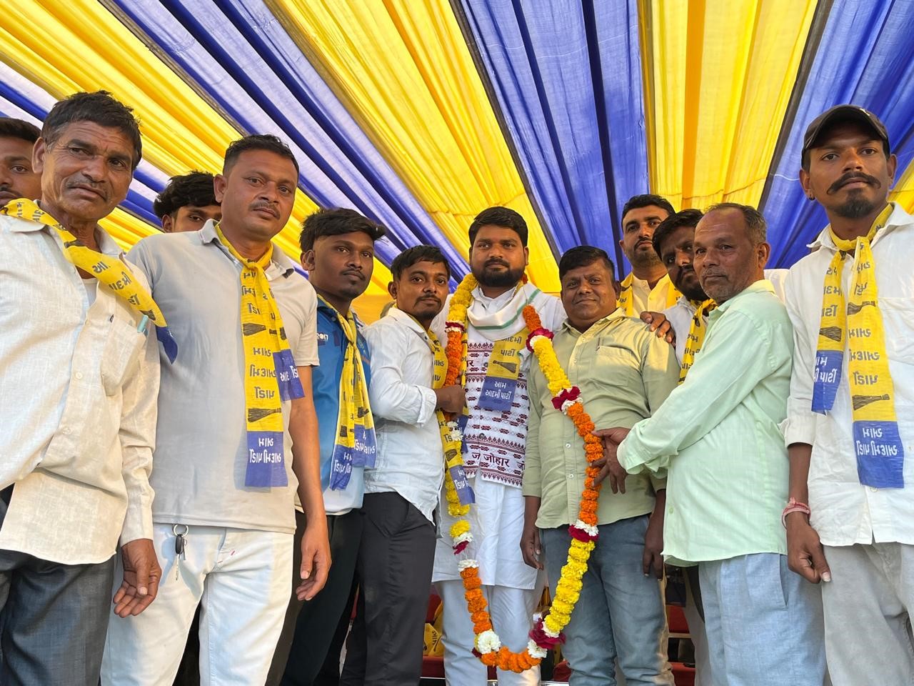 AAP Gujarat: में राजनीतिक भूचाल, भाजपा-कांग्रेस के 1000 से ज्यादा लोग AAP में शामिल हुए