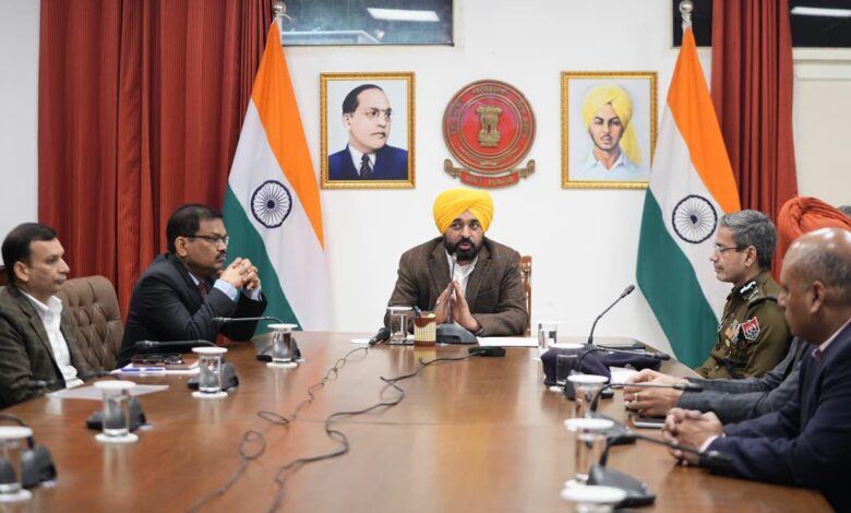 कानून-व्यवस्था पर सख्त रुख: मुख्यमंत्री भगवंत सिंह मान ने पुलिस अधिकारियों संग की उच्च स्तरीय बैठक