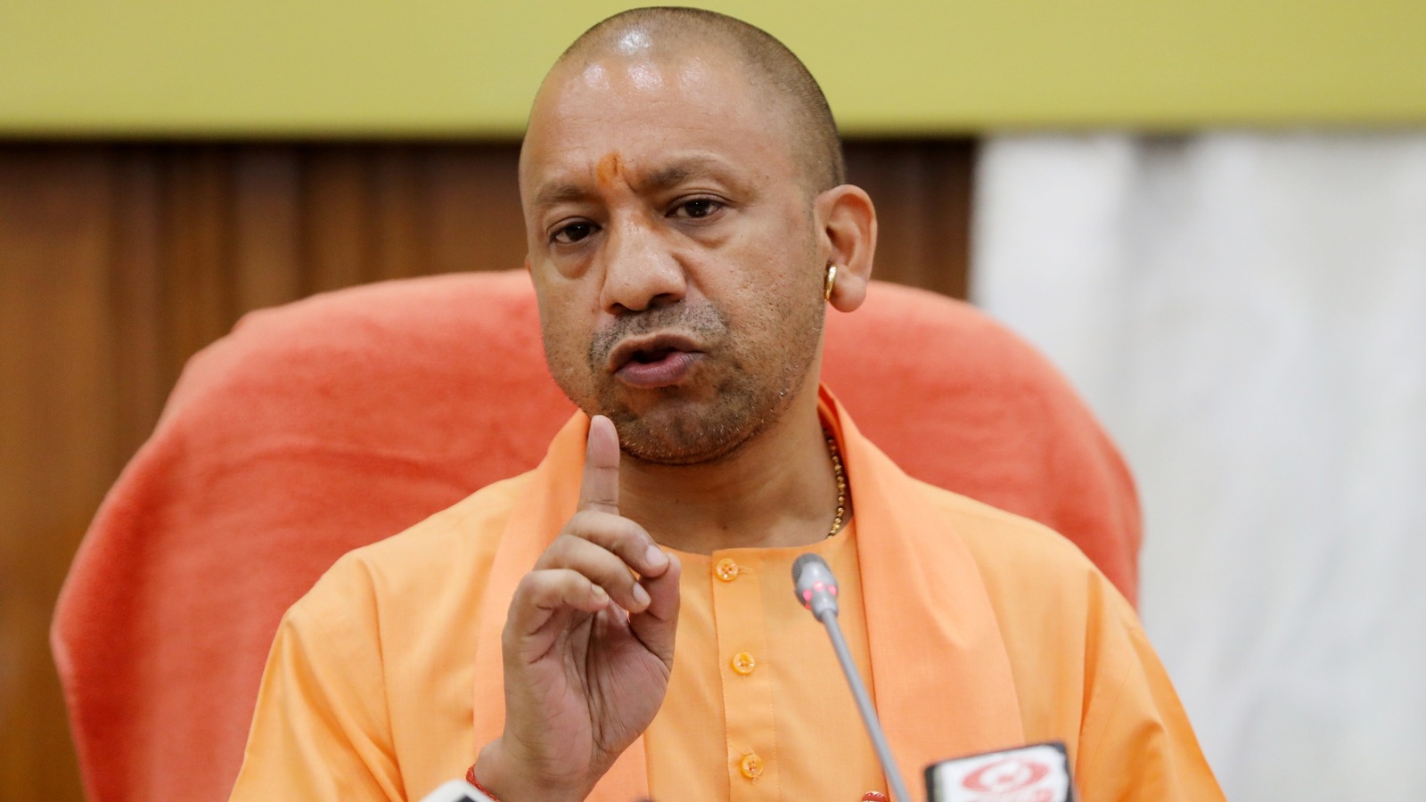 सीएम योगी आदित्यनाथ ने आधुनिक बीज नीति बनाने के दिए निर्देश, प्रति हेक्टेयर उत्पादकता बढ़ाने पर रखा जोर