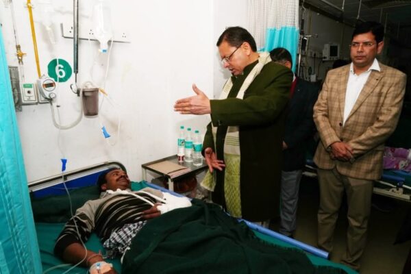 हिमाचल बस हादसा: कालसी दुर्घटना में घायलों से मिलने अस्पताल पहुंचे मुख्यमंत्री धामी