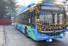 दिल्ली में डबल डेकर बस, CM रेखा गुप्ता द्वारा हरी झंडी दिखाते हुए