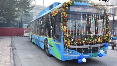 दिल्ली में डबल डेकर बस: CM रेखा गुप्ता आज दिखाएंगी हरी झंडी, 63 यात्रियों के लिए शुरू हुई सेवा 5 दिल्ली में डबल डेकर बस, CM रेखा गुप्ता द्वारा हरी झंडी दिखाते हुए