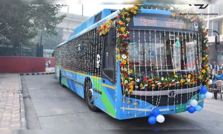 दिल्ली में डबल डेकर बस, CM रेखा गुप्ता द्वारा हरी झंडी दिखाते हुए