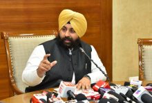 पंजाब के सरकारी स्कूल में स्मार्ट क्लासरूम और इंटरएक्टिव फ्लैट पैनल का उपयोग करते छात्र - भगवंत मान शिक्षा क्रांति।