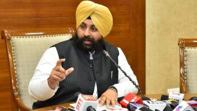 पंजाब के सरकारी स्कूल में स्मार्ट क्लासरूम और इंटरएक्टिव फ्लैट पैनल का उपयोग करते छात्र - भगवंत मान शिक्षा क्रांति।