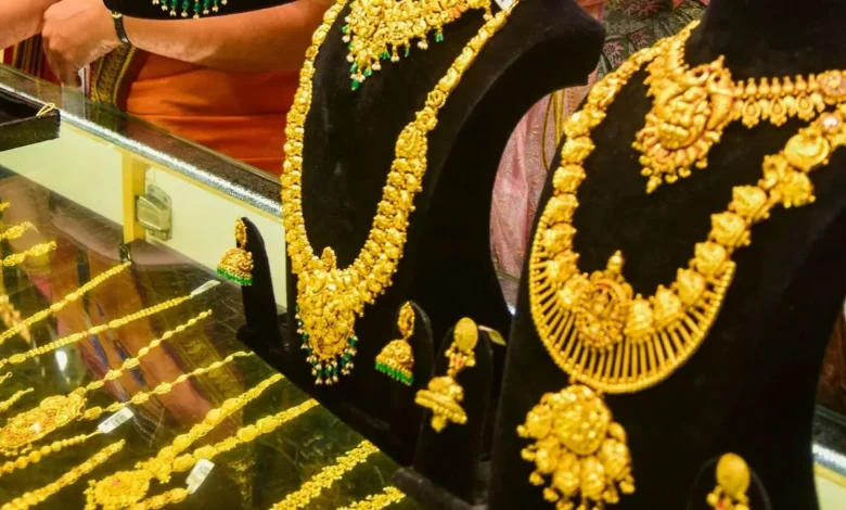 Gold Silver Price Today: सोने-चांदी की कीमतों में गिरावट, सोना ₹660 और चांदी ₹1200 सस्ता