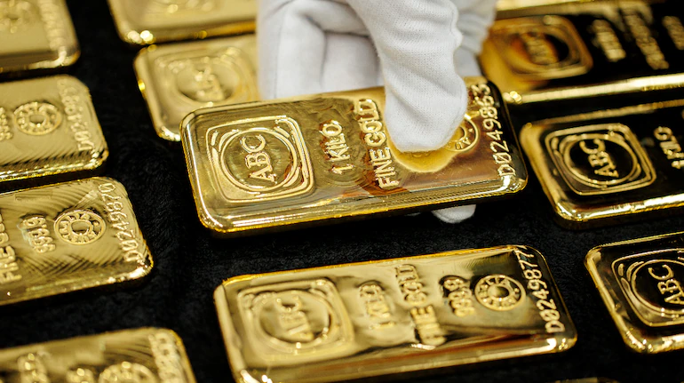 Today Gold Price: सोने-चांदी की कीमतों में उतार-चढ़ाव, चांदी 1,140 रुपये महंगी, सोना 1.61 लाख पर