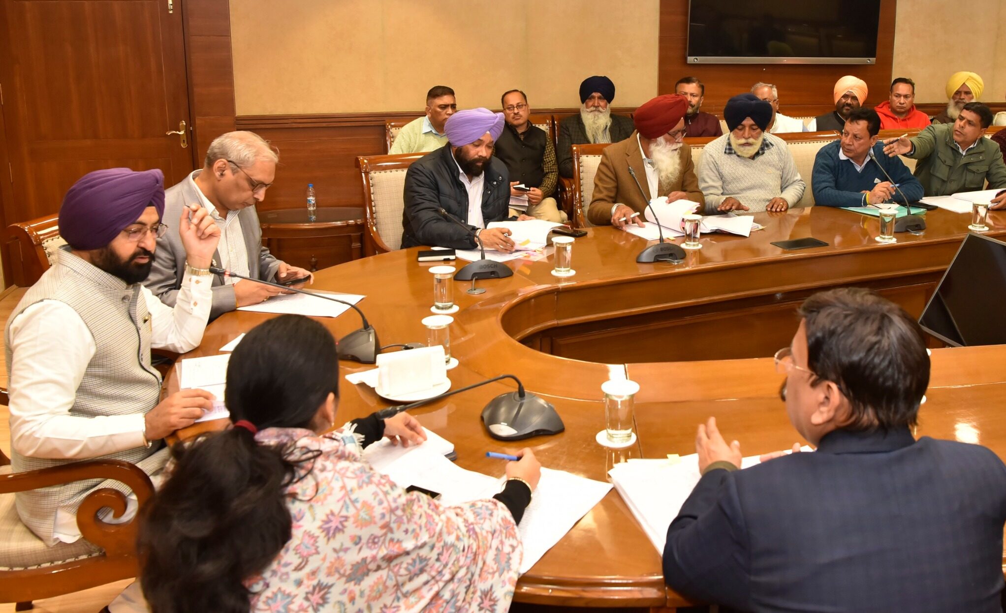 मंत्रिमंडल मंत्री हरदीप सिंह मुंडियन ने विभिन्न यूनियनों के साथ बैठकें कीं और उनकी जायज मांगों को पूरा करने का आश्वासन दिया। 12 मंत्रिमंडल मंत्री हरदीप सिंह मुंडियन ने विभिन्न यूनियनों के साथ बैठकें कीं और उनकी जायज मांगों को पूरा करने का आश्वासन दिया।