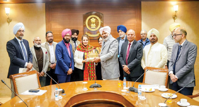 पंजाब के विदेश मंत्री हरपाल सिंह चीमा ने अल्बर्टा-पंजाब आर्थिक संबंधों को मजबूत करने के लिए कनाडा के उच्च स्तरीय प्रतिनिधिमंडल की मेजबानी की।