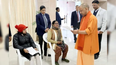 सीएम योगी आदित्यनाथ का जनता दर्शन: सैनिकों की जमीन कब्जे की शिकायत पर तुरंत कार्रवाई का निर्देश, बच्चों को दिया प्यार और शिक्षा का संदेश