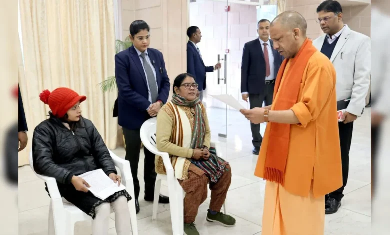 सीएम योगी आदित्यनाथ का जनता दर्शन: सैनिकों की जमीन कब्जे की शिकायत पर तुरंत कार्रवाई का निर्देश, बच्चों को दिया प्यार और शिक्षा का संदेश