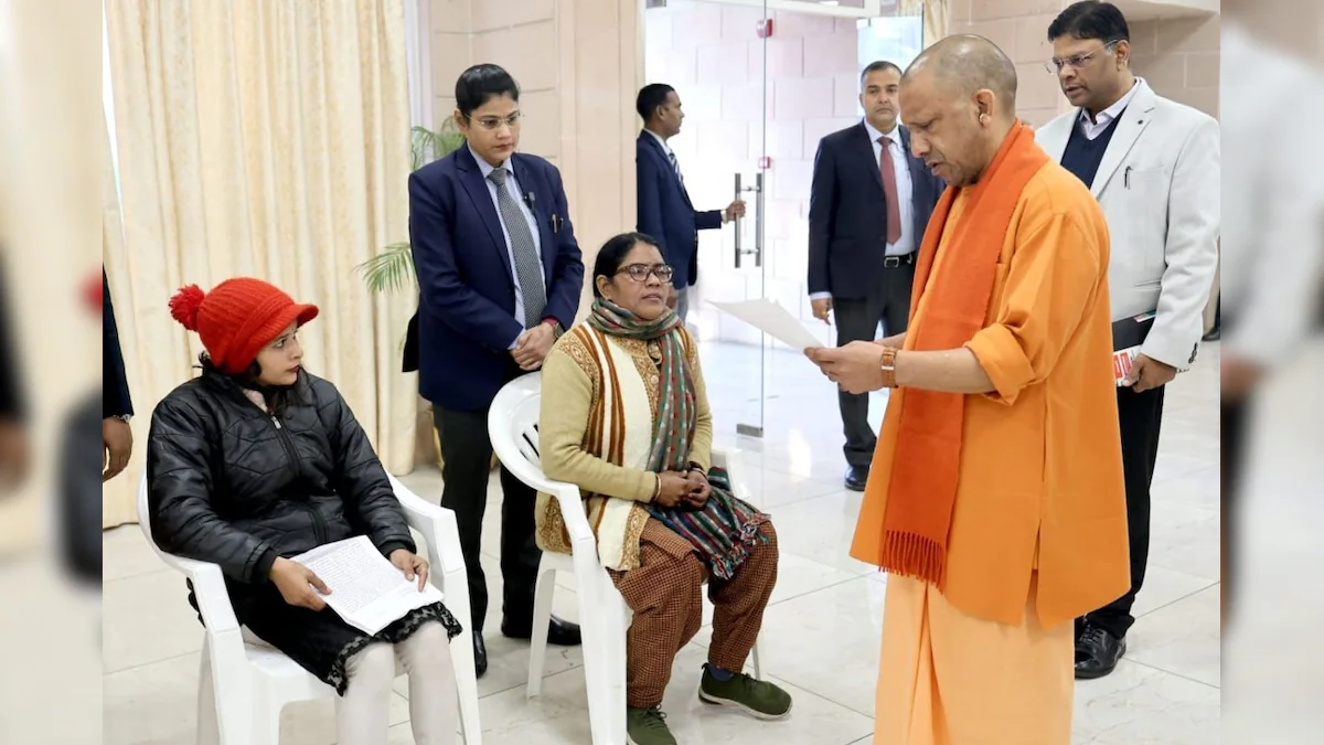 सीएम योगी आदित्यनाथ का जनता दर्शन: सैनिकों की जमीन कब्जे की शिकायत पर तुरंत कार्रवाई का निर्देश, बच्चों को दिया प्यार और शिक्षा का संदेश