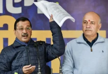 अरविंद केजरीवाल और मनीष सिसोदिया दिल्ली शराब नीति मामले में कोर्ट के बाहर मीडिया से बात करते हुए