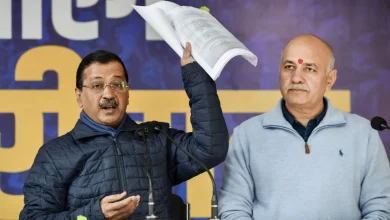 दिल्ली शराब नीति मामला: अरविंद केजरीवाल और मनीष सिसोदिया बरी, कोर्ट ने CBI को लगाई फटकार 4 अरविंद केजरीवाल और मनीष सिसोदिया दिल्ली शराब नीति मामले में कोर्ट के बाहर मीडिया से बात करते हुए