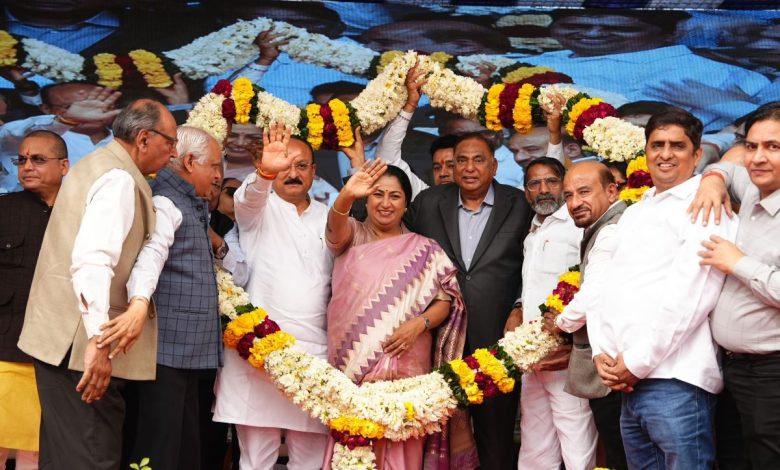 मुख्यमंत्री रेखा गुप्ता पुरानी दिल्ली को लटकते तारों से मुक्ति दिलाने हेतु प्रोजेक्ट का उद्घाटन करते हुए