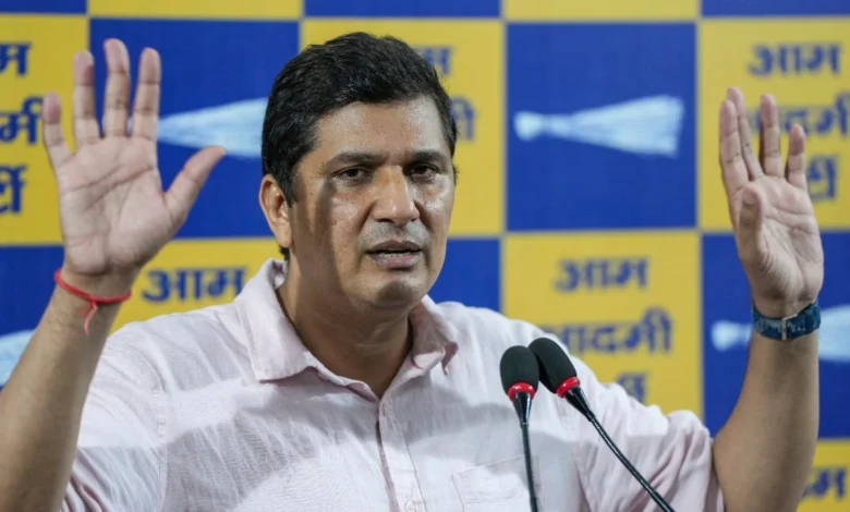 दिल्ली में अवैध निर्माण और फीस कानून को लेकर आप ने भाजपा सरकार पर साधा निशाना