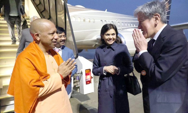 जापान दौरे पर पहुंचे CM योगी आदित्यनाथ, जापानी कंपनियों को निवेश का भरोसा