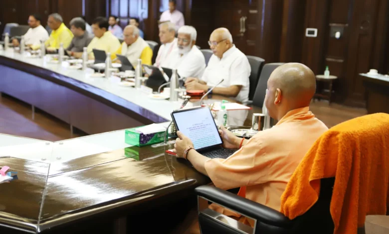 योगी सरकार का बड़ा तोहफा: यूपी में 12 लाख शिक्षकों और रसोइयों को मिला कैशलेस इलाज