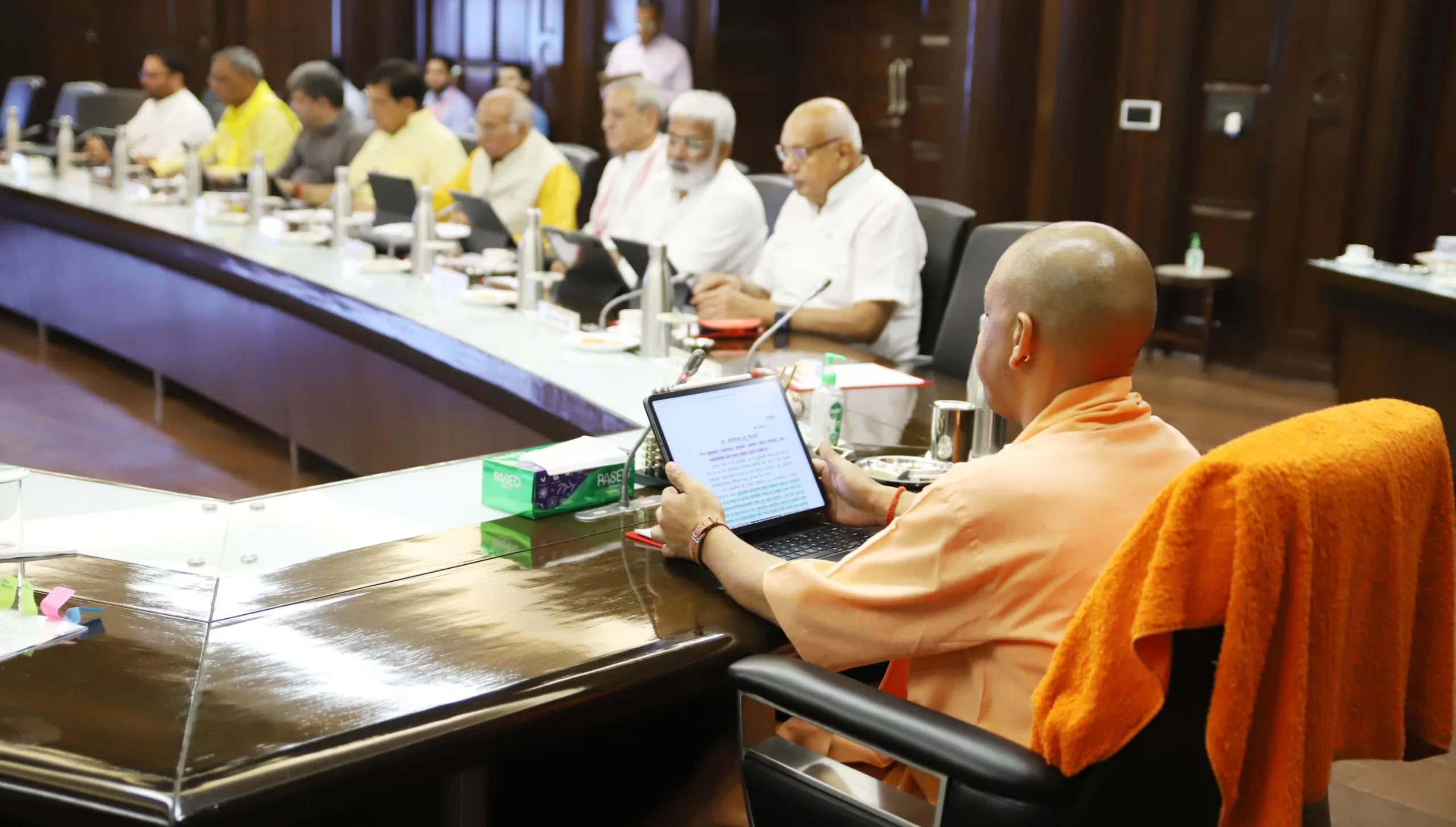 योगी सरकार का बड़ा तोहफा: यूपी में 12 लाख शिक्षकों और रसोइयों को मिला कैशलेस इलाज