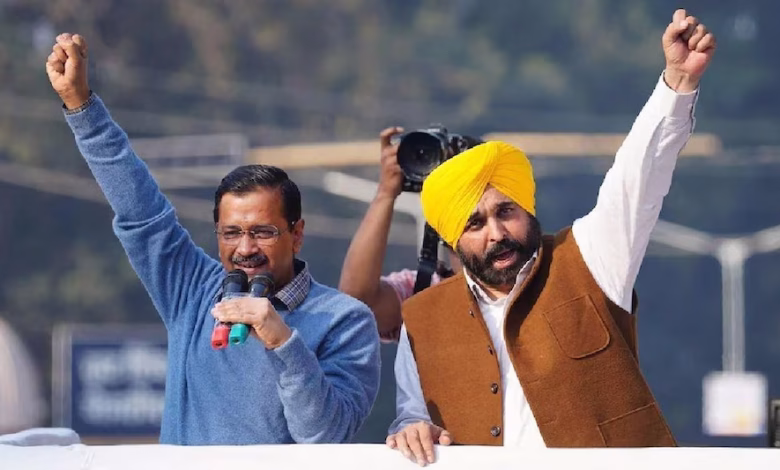 AAP अमरेली सभा में अरविंद केजरीवाल और CM भगवंत मान जनसभा को संबोधित करते हुए