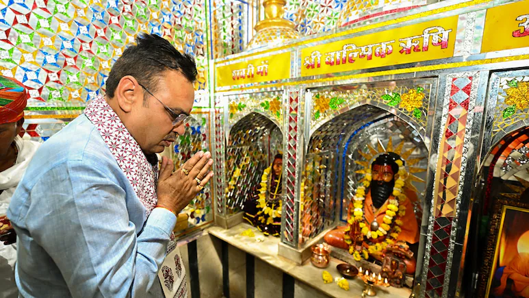 मुख्यमंत्री भजनलाल शर्मा बेणेश्वर धाम से जनजातीय विकास राजस्थान के 326 विकास कार्यों का शिलान्यास करते हुए