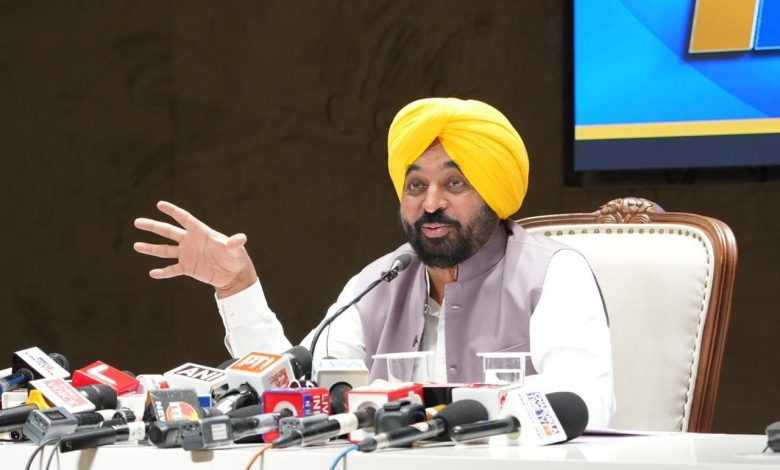 मुख्यमंत्री भगवंत मान मीडिया से बात करते हुए, पंजाब स्वास्थ्य सेवा की उपलब्धियों पर चर्चा