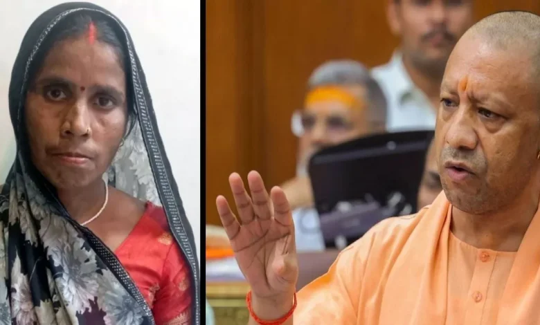 यूपी CM योगी आदित्यनाथ वीडियो कॉन्फ्रेंसिंग के माध्यम से प्रधानमंत्री आवास योजना लाभार्थी माया देवी से बात करते हुए।