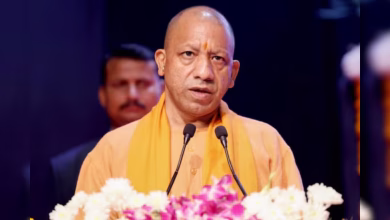 CM योगी आदित्यनाथ गोरखपुर में कार्यकर्ताओं से संवाद करते हुए, विपक्ष पर हमला बोलते हुए