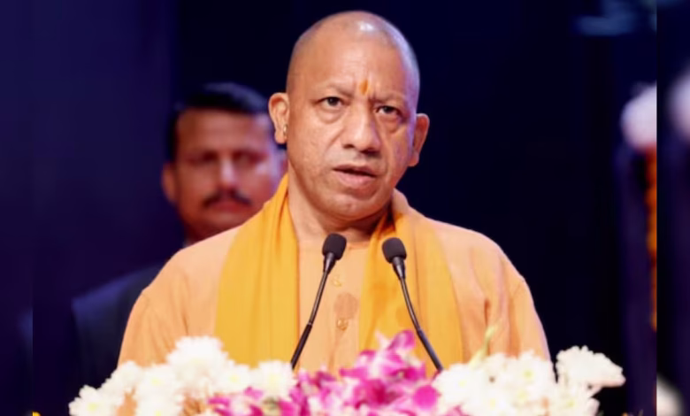 CM योगी आदित्यनाथ गोरखपुर में कार्यकर्ताओं से संवाद करते हुए, विपक्ष पर हमला बोलते हुए