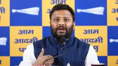 AAP विधायक कुलदीप कुमार दिल्ली गैस सिलेंडर कमी पर बोलते हुए