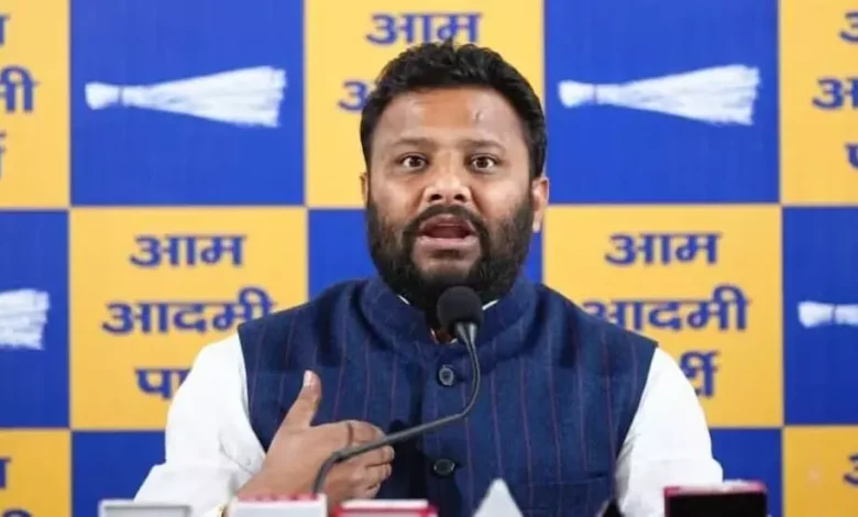 AAP विधायक कुलदीप कुमार दिल्ली गैस सिलेंडर कमी पर बोलते हुए