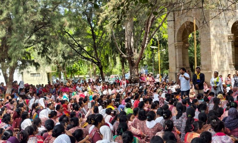 राजकोट की आंगनवाड़ी बहनें AAP नेताओं के समर्थन में प्रदर्शन करती हुई