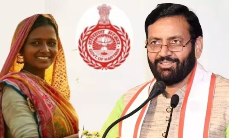 मुख्यमंत्री नायब सिंह सैनी दीनदयाल लाडो लक्ष्मी योजना के तहत महिलाओं को वितीय सहायता वितरण करते हुए