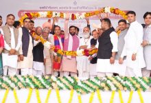 सोनीपत में मुख्यमंत्री नायब सिंह सैनी गौशाला चारा अनुदान वितरण समारोह के दौरान भाषण देते हुए और होली की बधाई देते हुए।