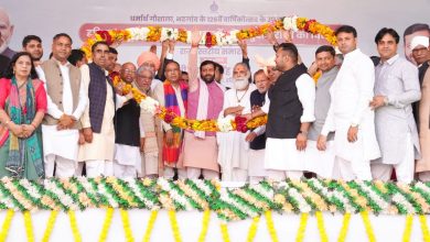 सोनीपत में मुख्यमंत्री नायब सिंह सैनी गौशाला चारा अनुदान वितरण समारोह के दौरान भाषण देते हुए और होली की बधाई देते हुए।