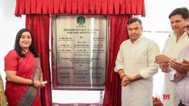 लोधी कॉलोनी में बिजली वितरण नेटवर्क अपग्रेड के लिए शिलान्यास कार्यक्रम में मंत्री प्रवेश साहिब सिंह और सांसद बांसुरी स्वराज।